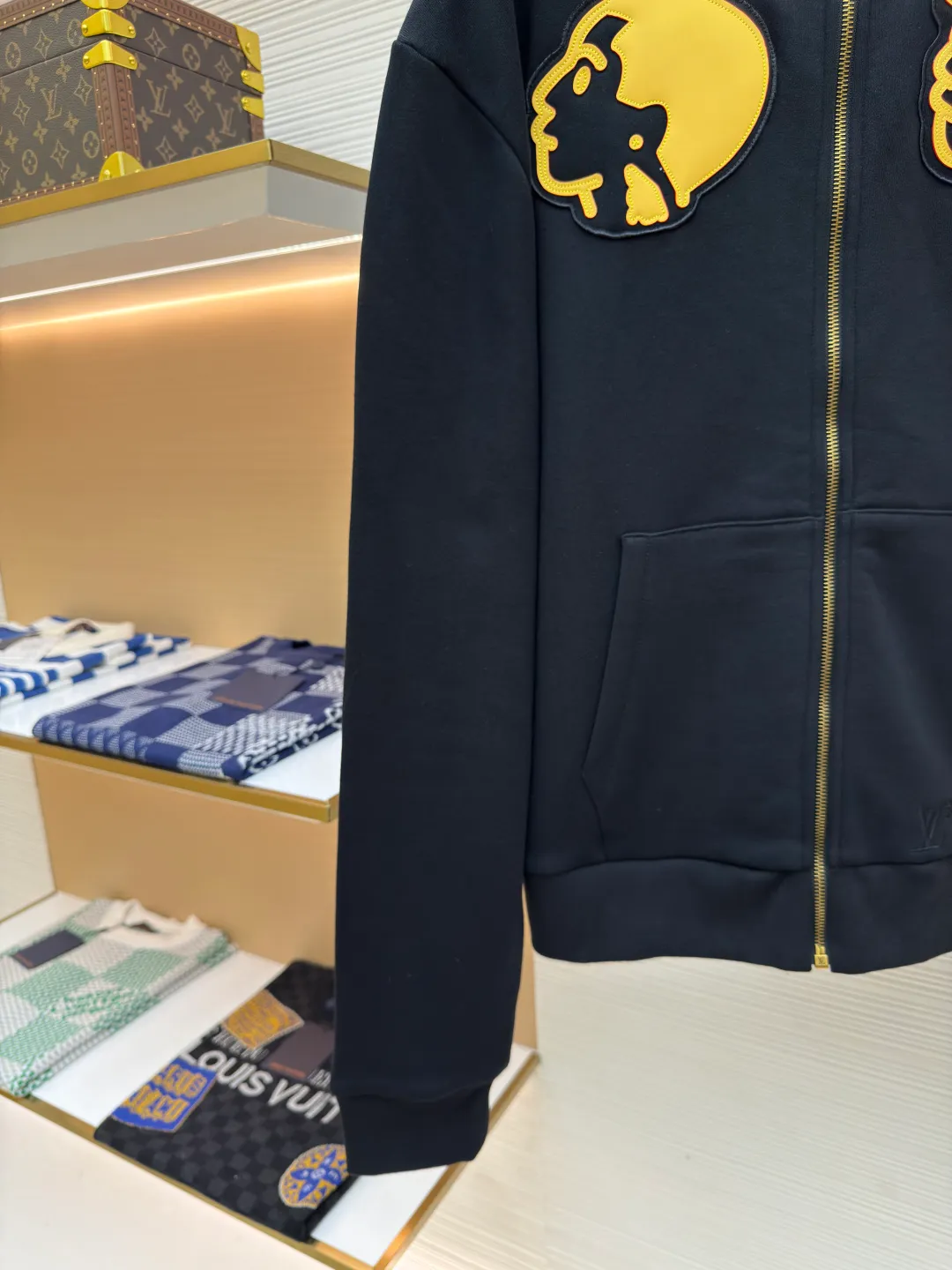 LOUIS VUITTON double portrait hooded sweatshirt ●Authentic product: Purchased and developed by 17067 ●Item number: 1680363-B25 ●Fabric: pure cotton fleece fabric ●Technology: patch laser cutting ●Version: loose fit ●Weight: about 850 grams ●Size: XS-S-M-L ●Description: The fabric is made of 26S double yarn + 10S reverse terry base yarn, 380g; paired with 21S double yarn rib, 470g. The double-sided basic structure has better bottom-locking ability, and it uses spandex yarn to lock the fabric surface tightly. Even if it is made into a thick fleece effect, the lint loss is still less than that of ordinary sweatshirt fleece fabrics. The texture is clear and delicate, and the cloth surface is clean and smooth; the cloth surface can quickly return to flatness after stretching, making it wide and easy to shape. The leather patches are laser cut. According to the pattern matching requirements, laser engraving technology is used to cut the pattern; ensuring clear lines and sharp edges. After laser cutting, the edges are trimmed by hand to ensure that the outline of the patch blends seamlessly with the leather. The leather surface is covered with a waterproof and anti-fouling coating to enhance durability.  The embossed letters are distinctly concave and convex, with a delicate touch and a three-dimensional relief effect.  The leather counterpoint is embellished with stamp shapes, and the logo silhouette is made of imported custom-made embroidery thread. The glossy mercerized embroidery thread is dyed to give it a uniform and glossy finish. The exquisite embroidery machine combines complex embroidery needlework and fine detail processing to create a three-dimensional micro-relief embroidery effect. The overall wiring is straight and delicate, the fabric is comfortable and soft, and the color is consistent without color difference. It can be matched with the same style to create a fashionable look and control various occasions. Customized accessories, complete with three standards, same style for men and women!